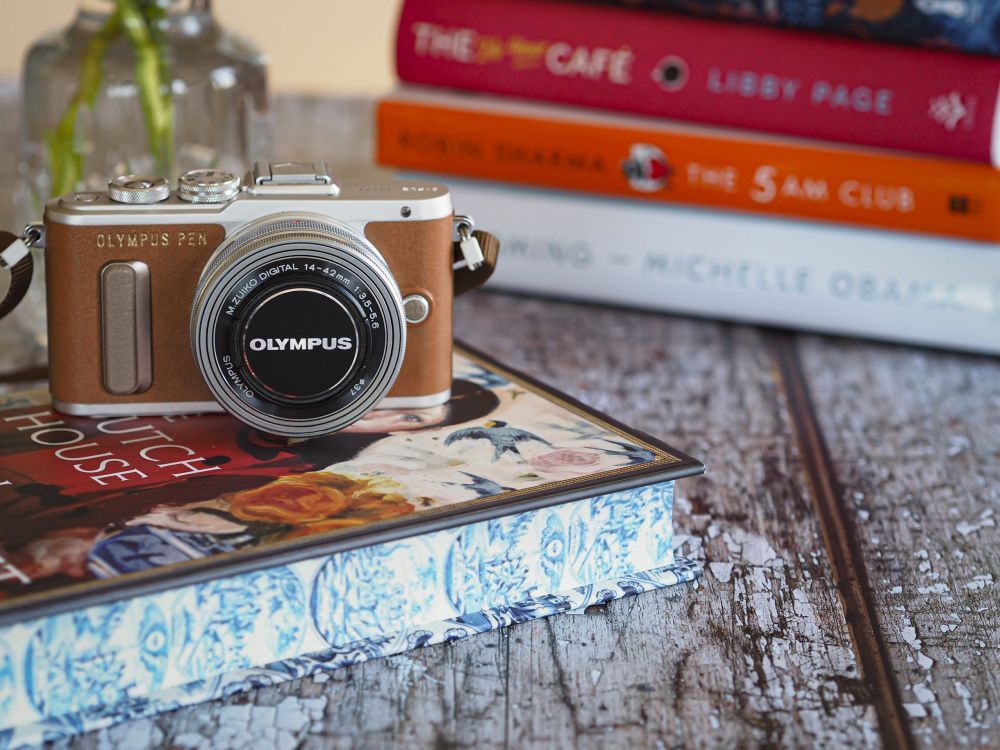 Olympus UK E-PL 8 PEN Tan Camera and Books